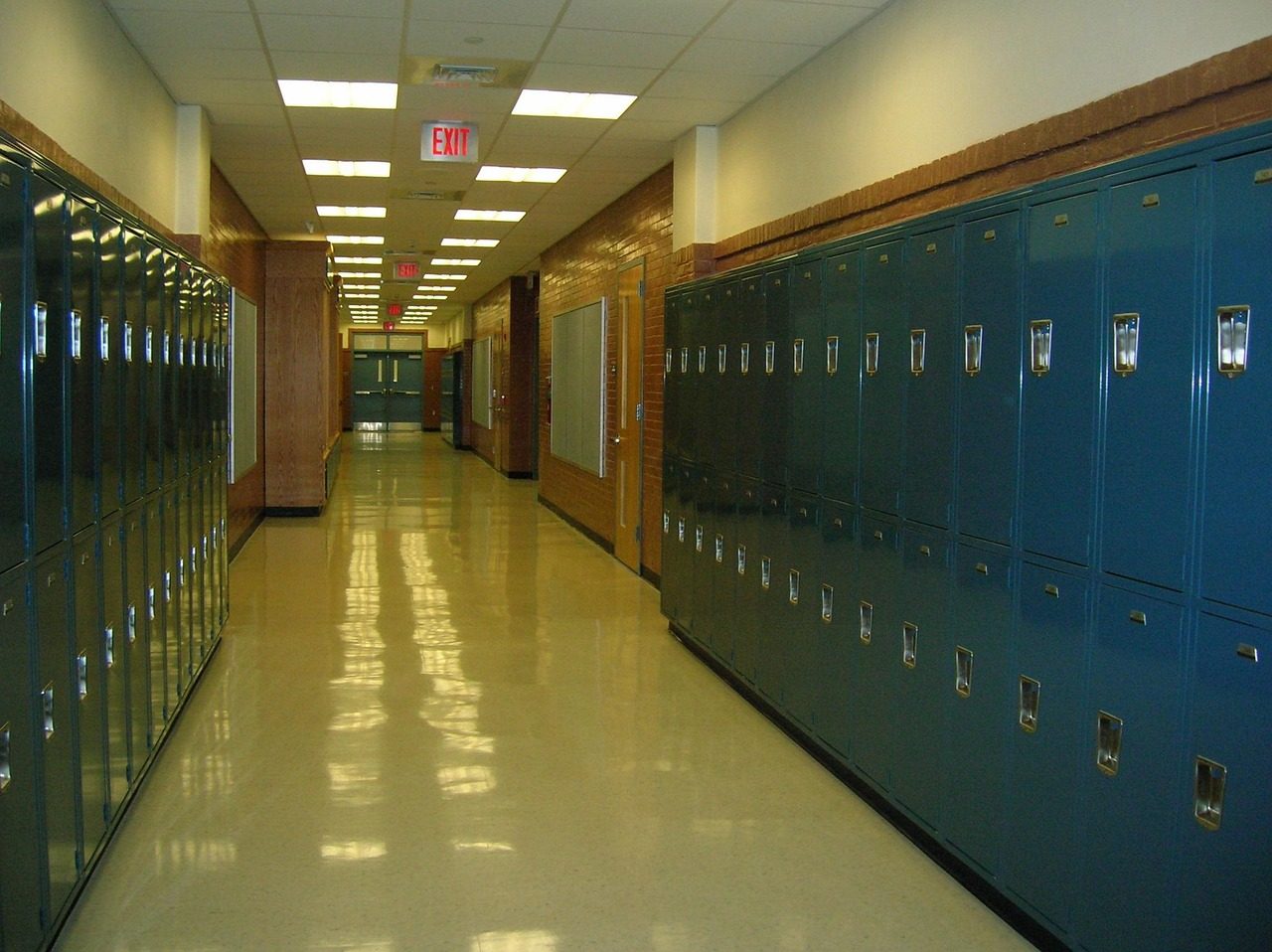 Couloir d'établissement scolaire